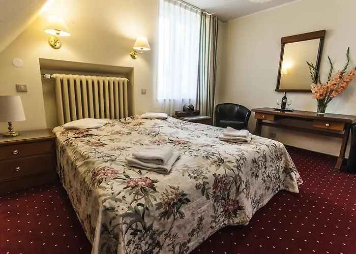 Carlton Nocleg ze śniadaniem 3*